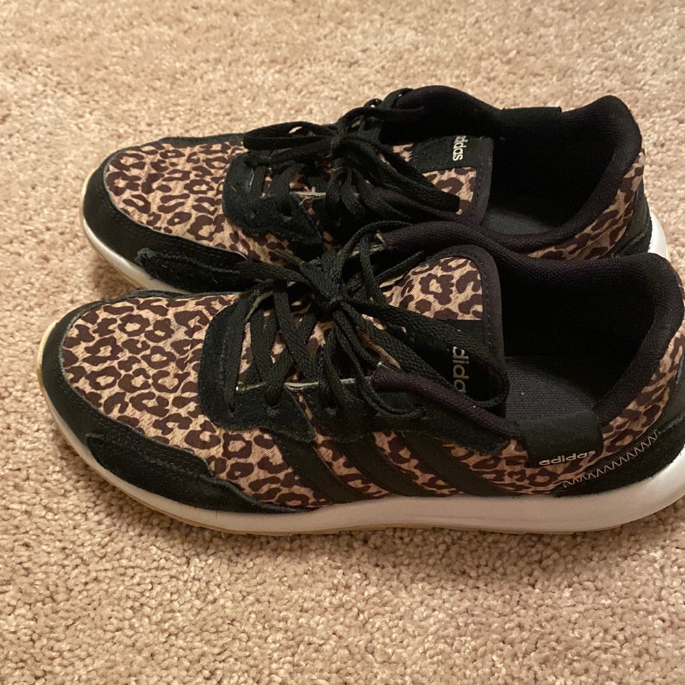 Women’s sneakers size 7